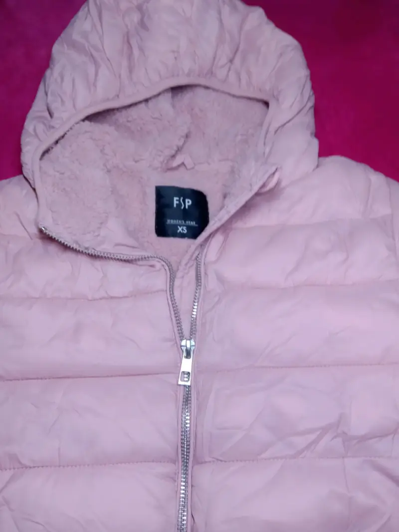 Chaqueta rosada con capucha - 3