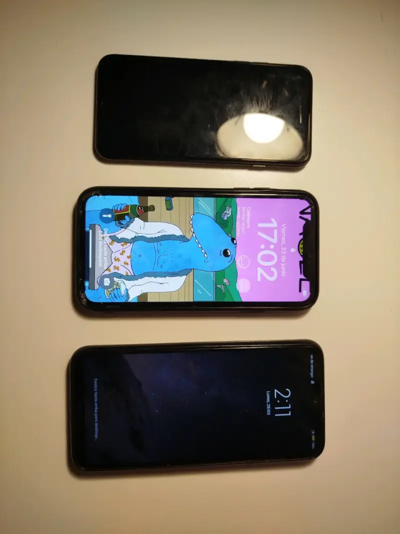 Tres teléfonos móviles usados