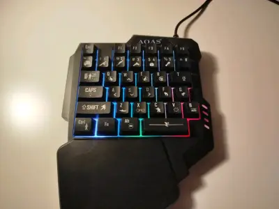Mouse gaming con cable negro - miniatura 3