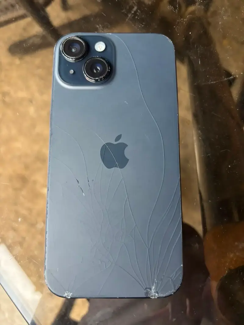 iPhone 15 con pantalla trizada 100% funcionando - 1