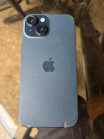 iPhone 15 con pantalla trizada 100% funcionando - miniatura 1