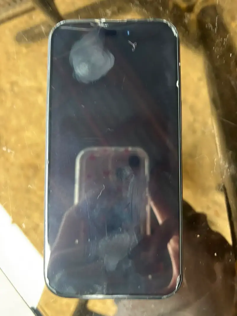iPhone 15 con pantalla trizada 100% funcionando - 2