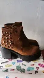 Botines marrones con tachuelas - miniatura 2