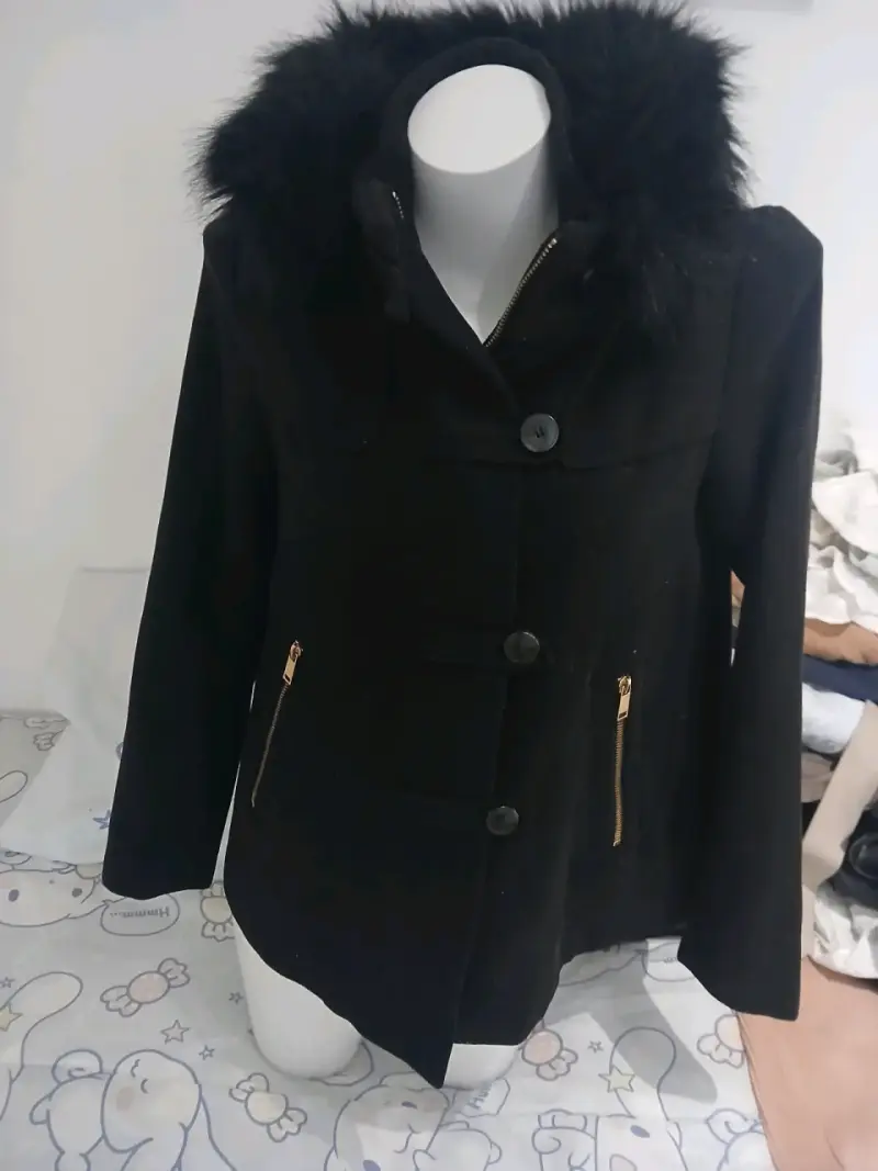 Abrigo negro con capucha - 3