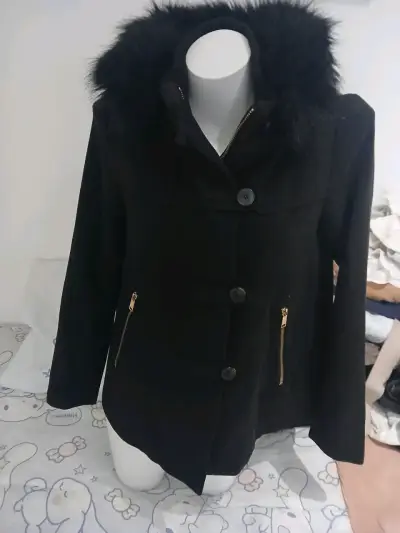 Abrigo negro con capucha - miniatura 3
