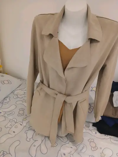 Abrigo beige con cinturón - miniatura 1