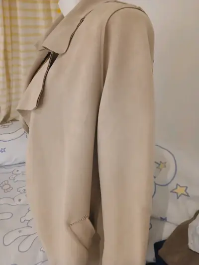 Abrigo beige con cinturón - miniatura 3