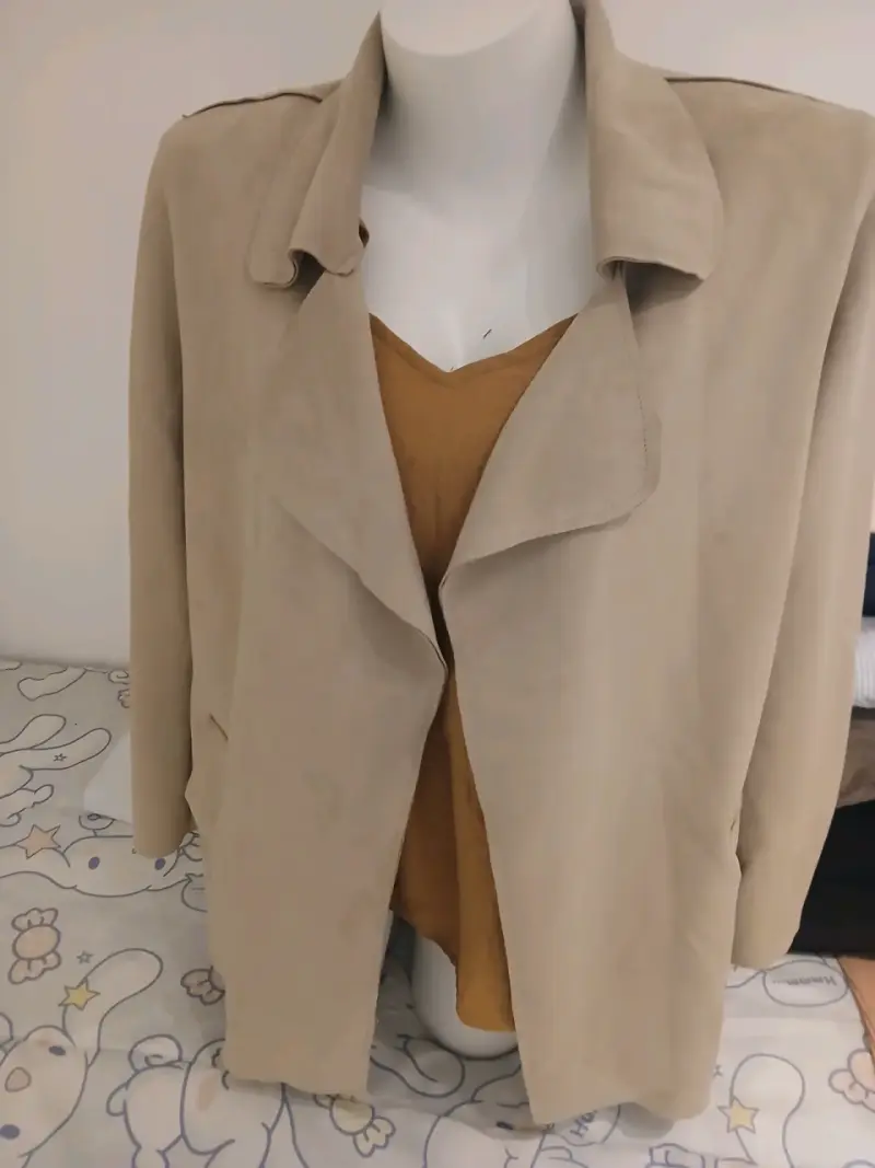 Abrigo beige con cinturón - 4