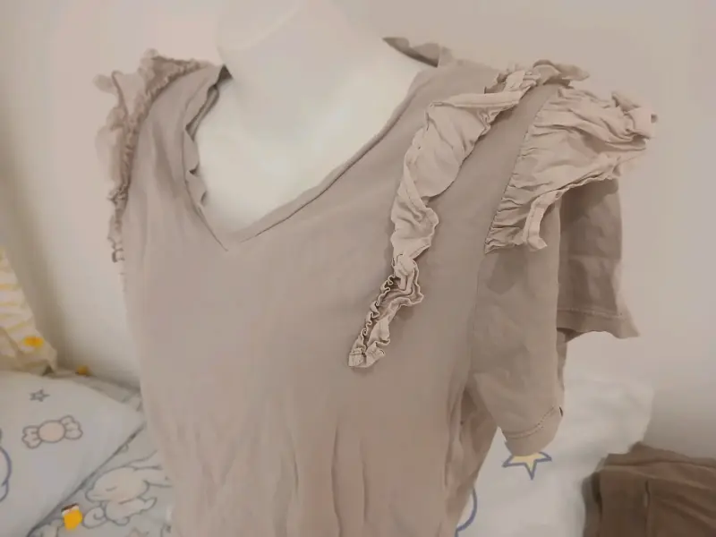 Blusa beige con volantes - 1