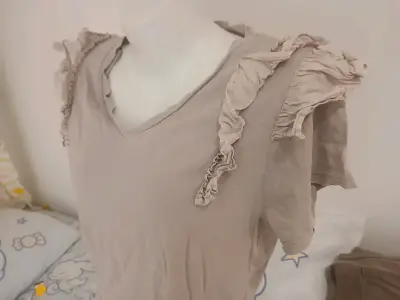 Blusa beige con volantes - miniatura 1