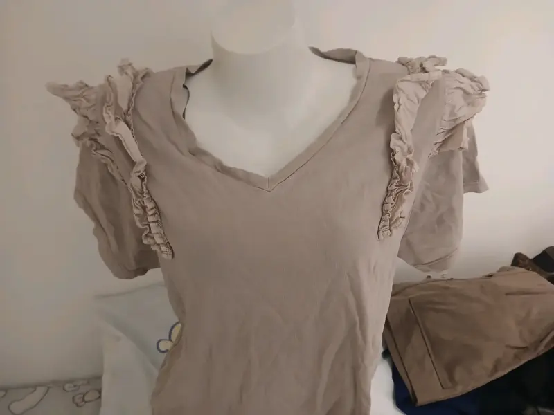 Blusa beige con volantes - 2