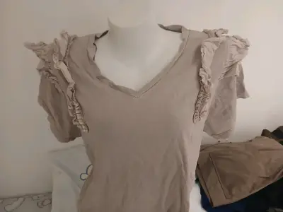 Blusa beige con volantes - miniatura 2