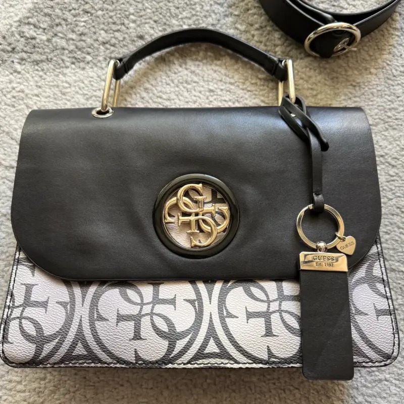 Cartera Guess negra y blanca - 1