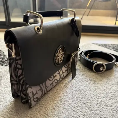 Cartera Guess negra y blanca - miniatura 3