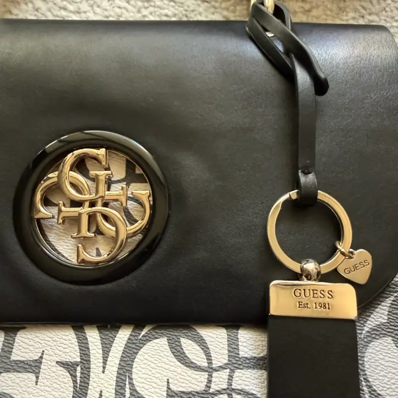 Cartera Guess negra y blanca - 4