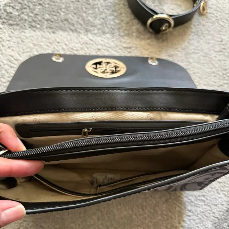 Cartera Guess negra y blanca - 5