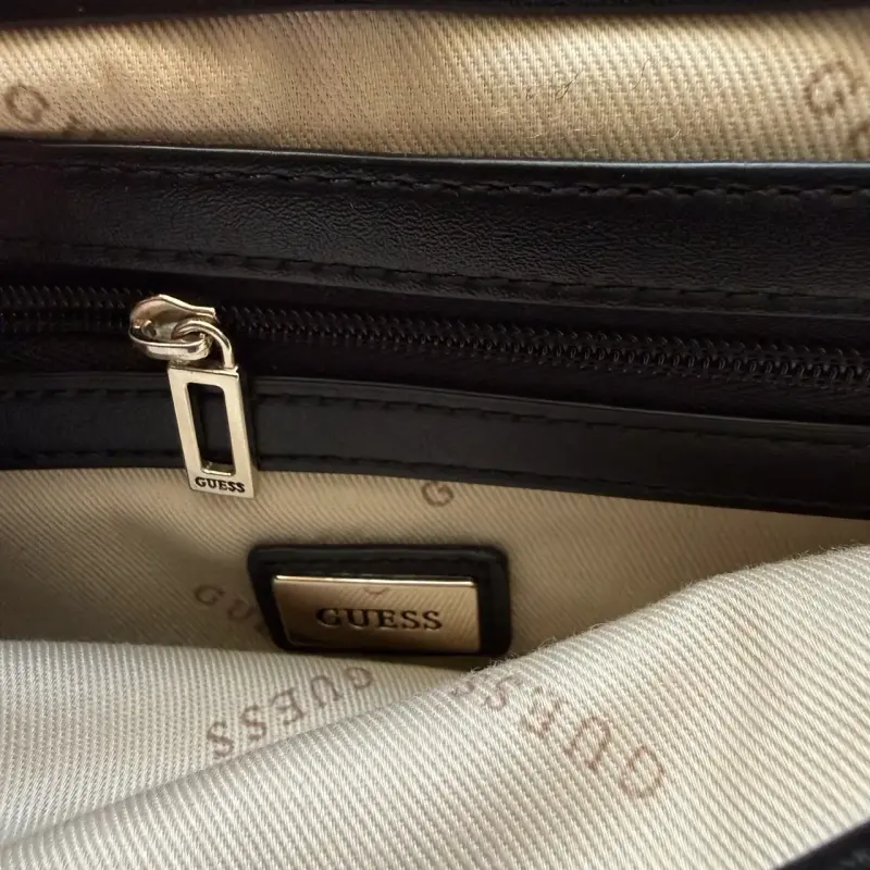 Cartera Guess negra y blanca - 6