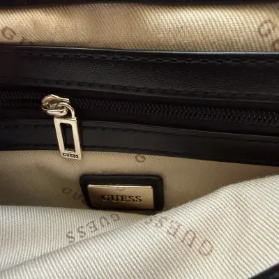 Cartera Guess negra y blanca - miniatura 6