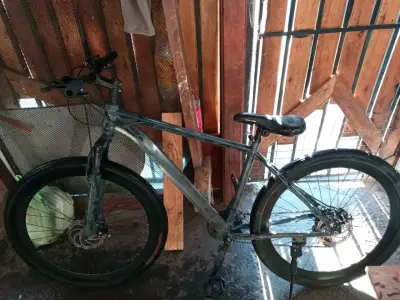 Bicicleta de montaña gris - miniatura 1