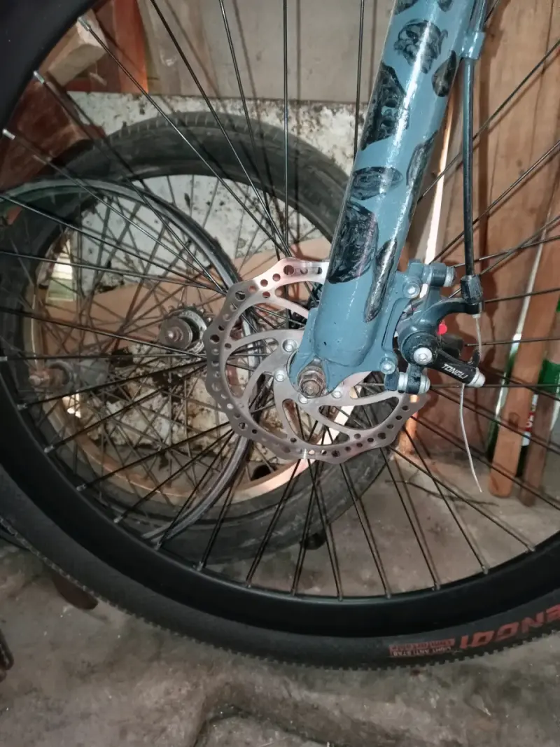Bicicleta de montaña gris - 2