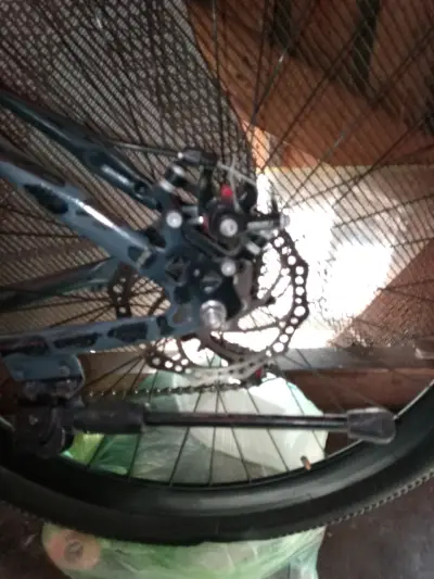 Bicicleta de montaña gris - miniatura 3