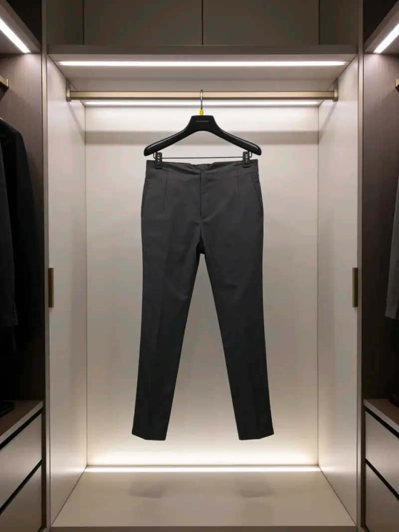 Pantalon negro de cuerina - 1