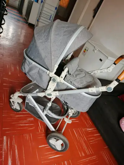 Coche de bebé gris en buen estado - miniatura 1