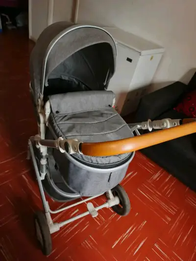 Coche de bebé gris en buen estado - miniatura 2