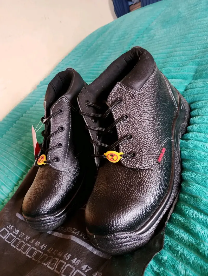 Botas de trabajo negras nuevas