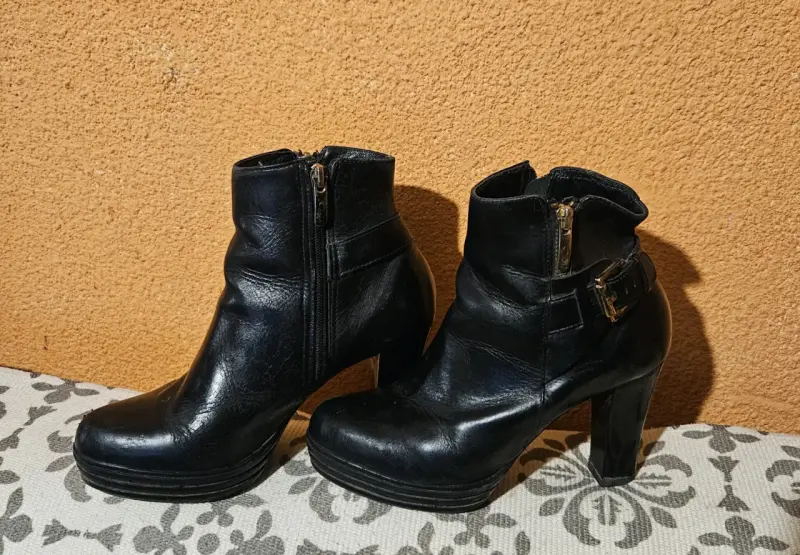 Botines de cuero negro con tacón - 1