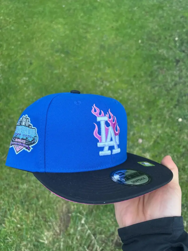Gorra azul LA con llamas - 2