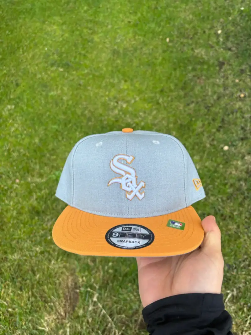 Gorra gris con visera amarilla - 1