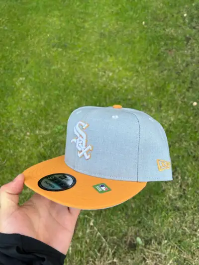 Gorra gris con visera amarilla - miniatura 2
