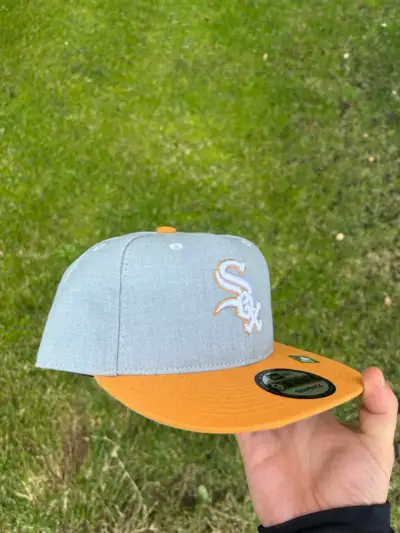 Gorra gris con visera amarilla - miniatura 3