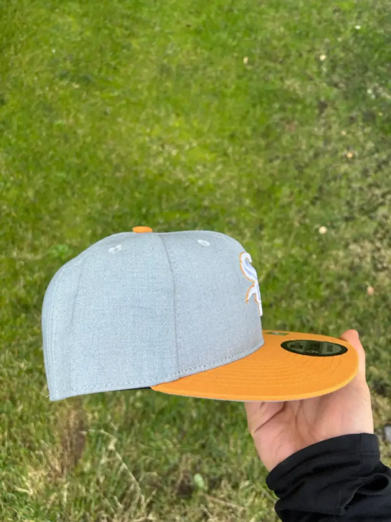 Gorra gris con visera amarilla - 4