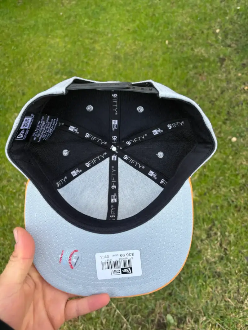Gorra gris con visera amarilla - 6