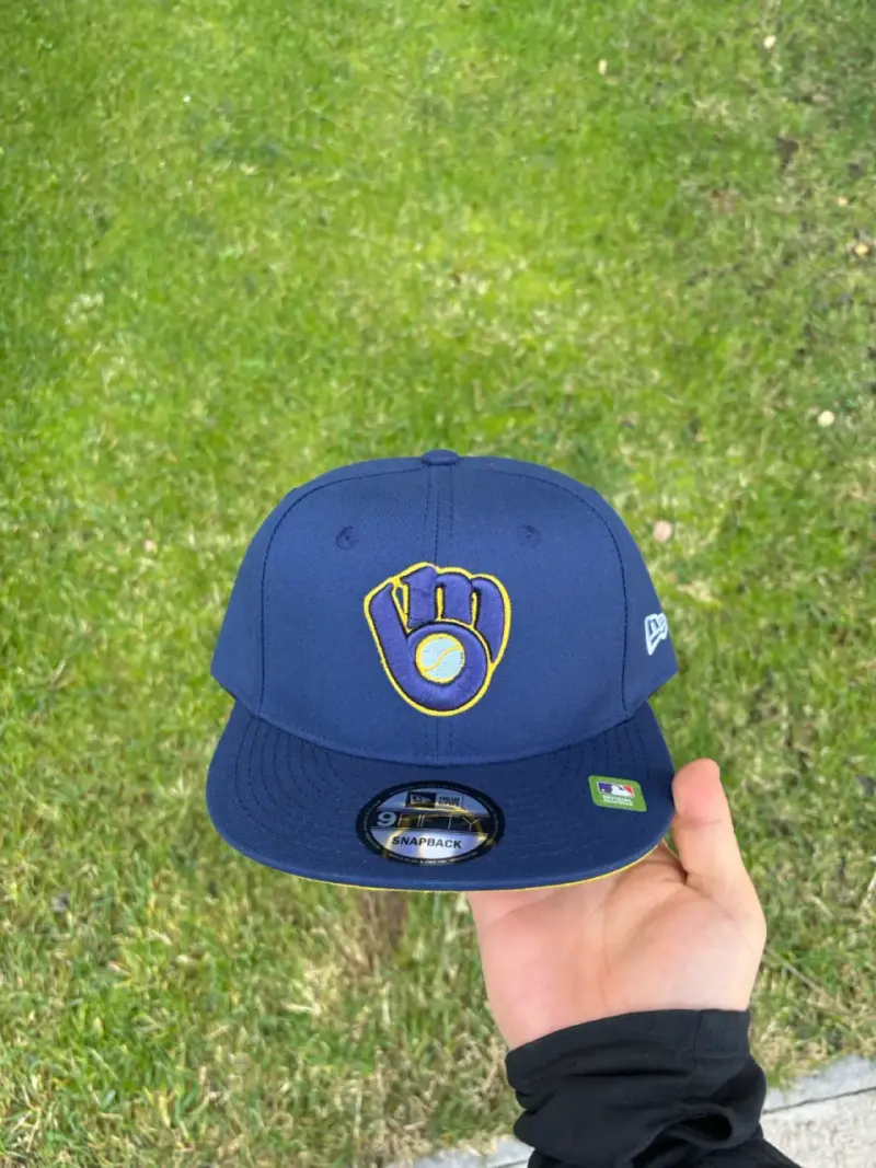 Gorro azul con logo bordado - 1