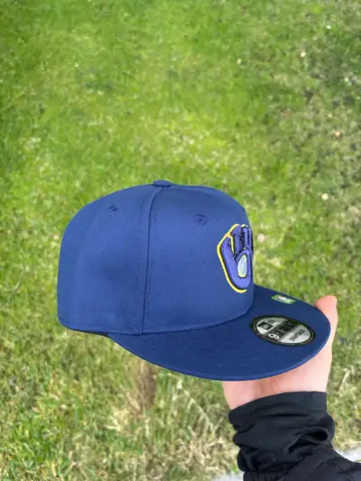 Gorro azul con logo bordado - miniatura 3