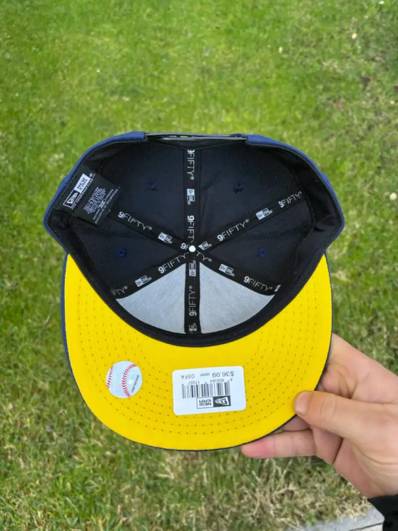 Gorro azul con logo bordado - 4