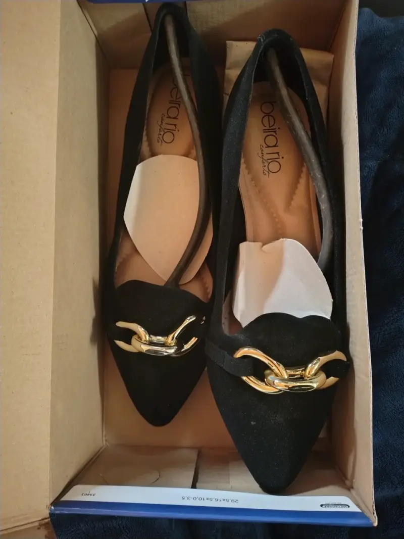 Zapatos planos negros con cadena