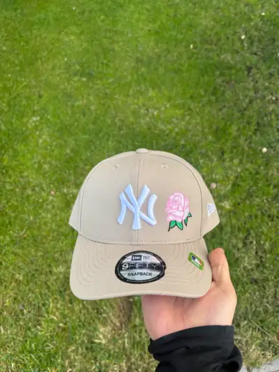 Gorra beige con logo NY y rosa - miniatura 1