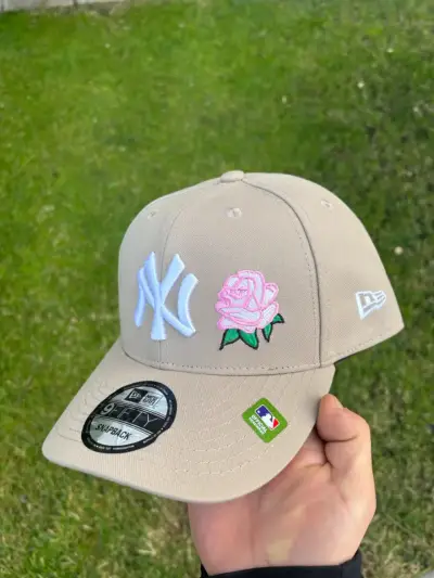 Gorra beige con logo NY y rosa - miniatura 2