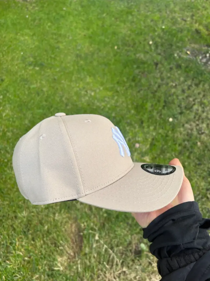Gorra beige con logo NY y rosa - 3