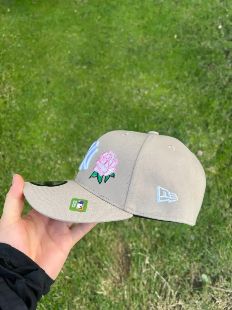 Gorra beige con logo NY y rosa - 4
