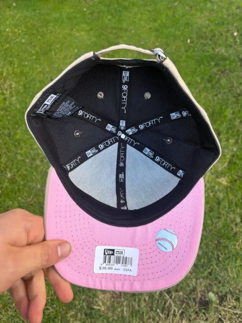Gorra beige con logo NY y rosa - 6