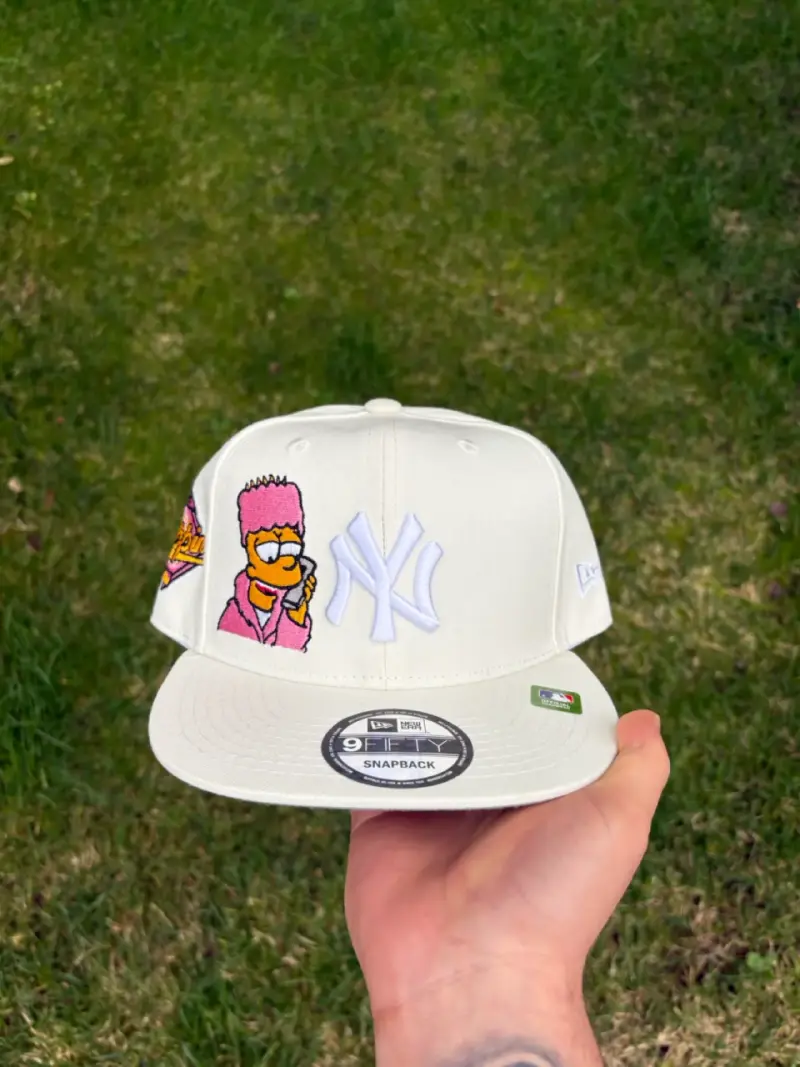 Gorra blanca con diseño bordado - 1