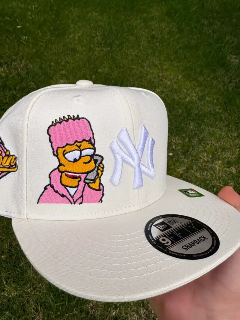 Gorra blanca con diseño bordado - 2