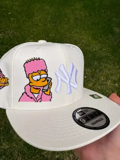 Gorra blanca con diseño bordado - miniatura 2