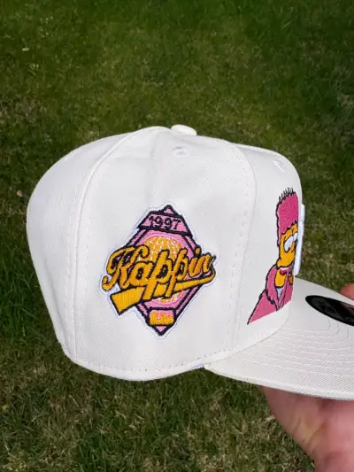 Gorra blanca con diseño bordado - miniatura 3