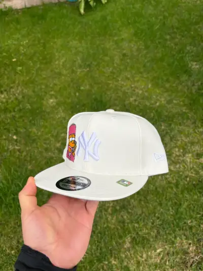 Gorra blanca con diseño bordado - miniatura 4